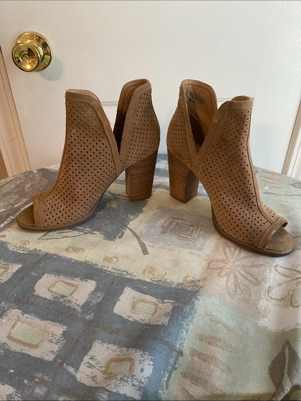 Lucky Brand Tan Perforated Leather Open-Toe Block Heel Booties Size 9.5 Heels 4”
